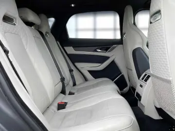 F-Pace P550 AWD SVR