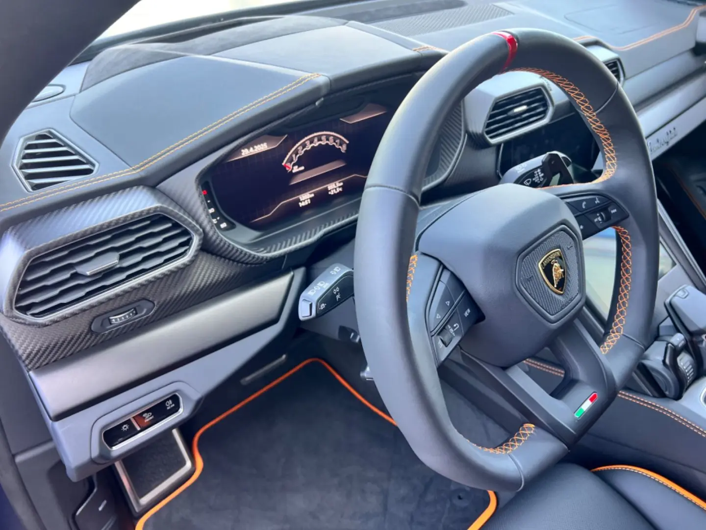 Urus S BIG CARBON/BI-COLOR ORANGE/MAGNO/Prod2024