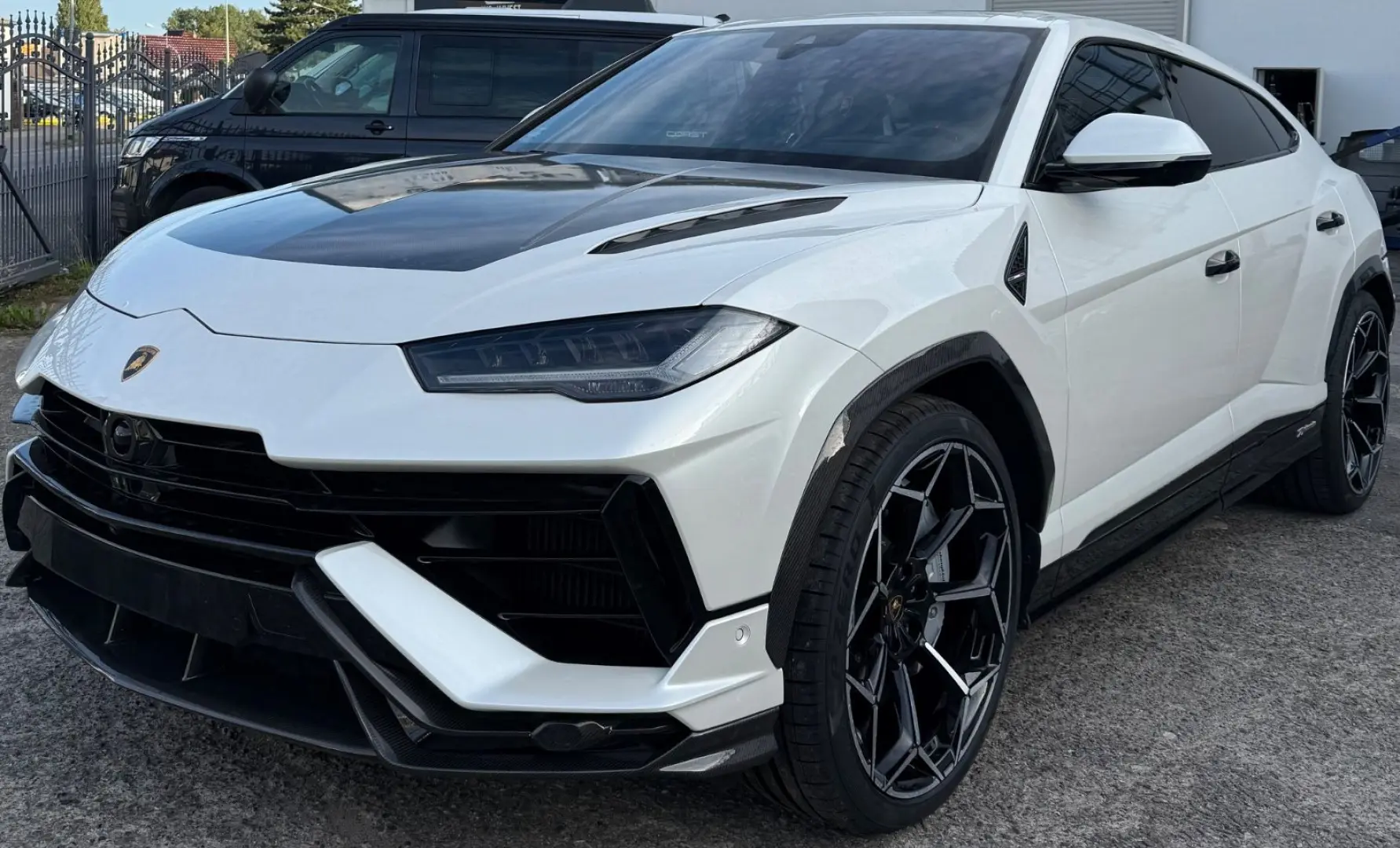 Urus Performante Carbon ballon white