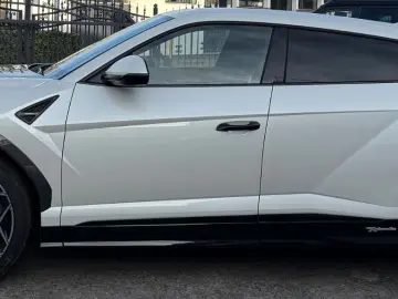 Urus Performante Carbon ballon white