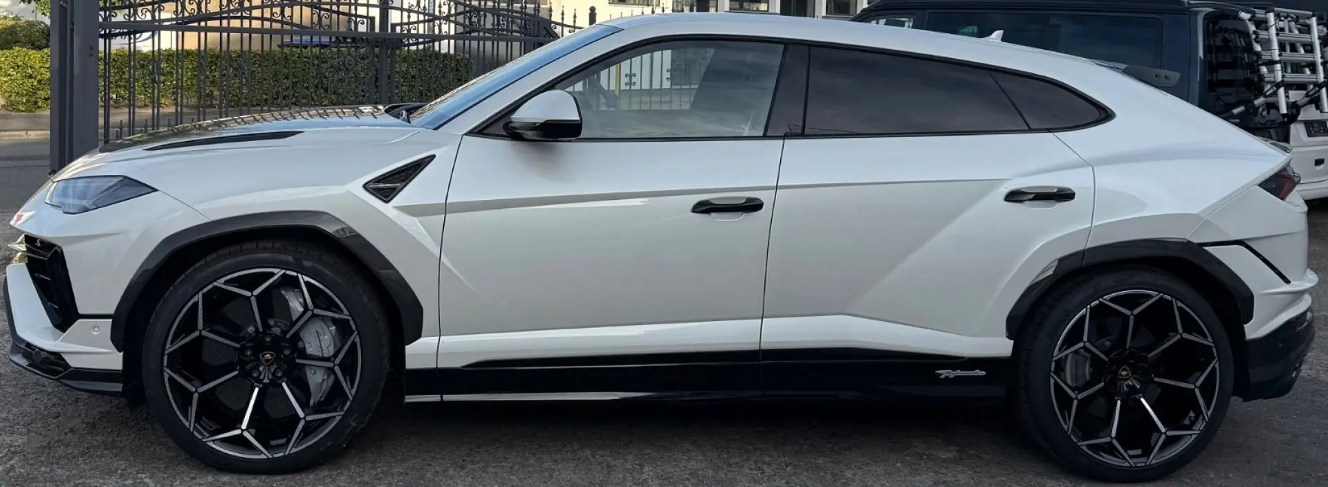Urus Performante Carbon ballon white