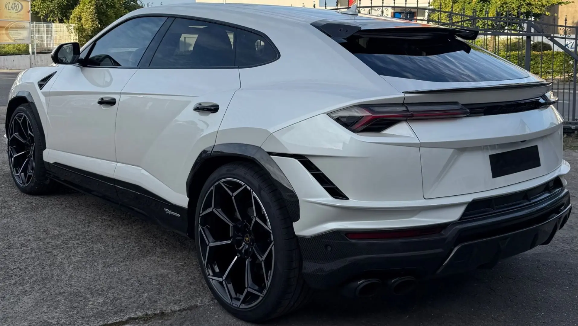 Urus Performante Carbon ballon white