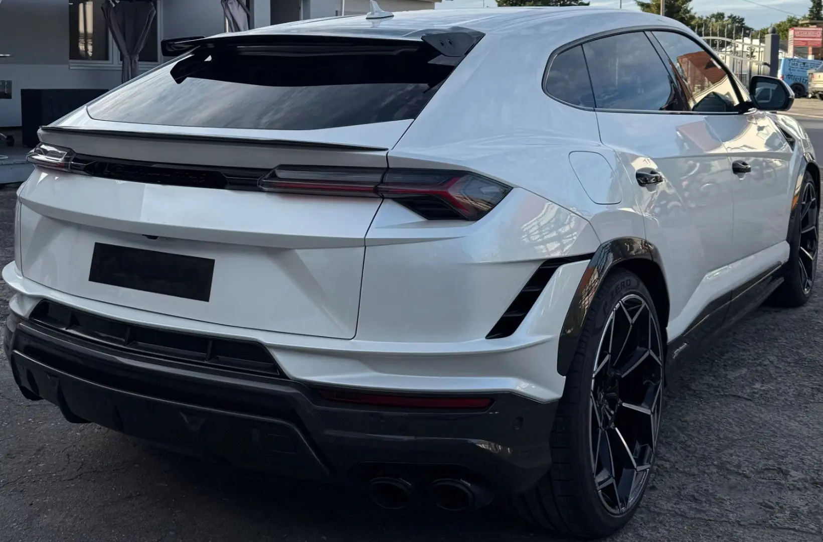 Urus Performante Carbon ballon white