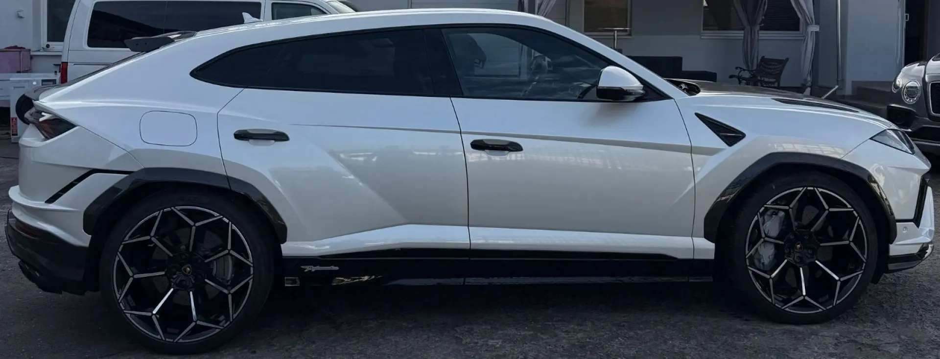 Urus Performante Carbon ballon white