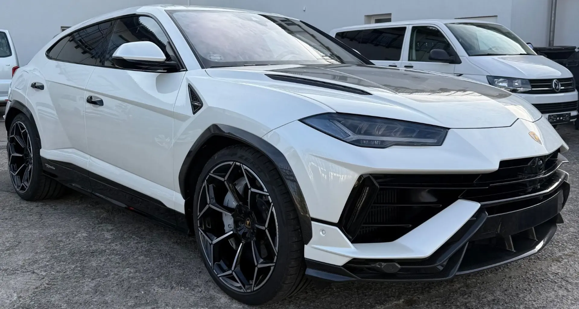 Urus Performante Carbon ballon white
