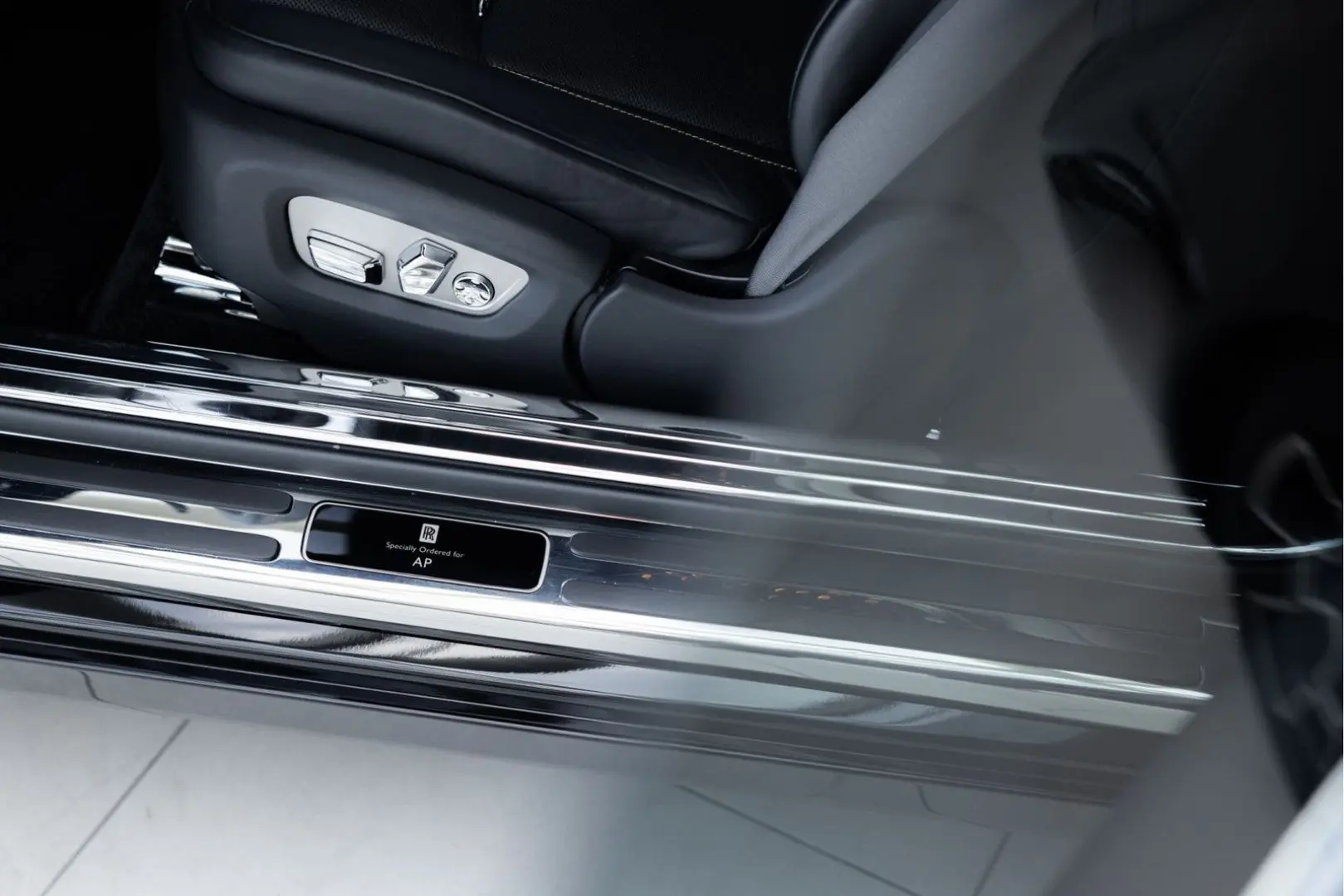 Rolls-Royce Wraith 6.6 V12 | Black Badge | Starlight |