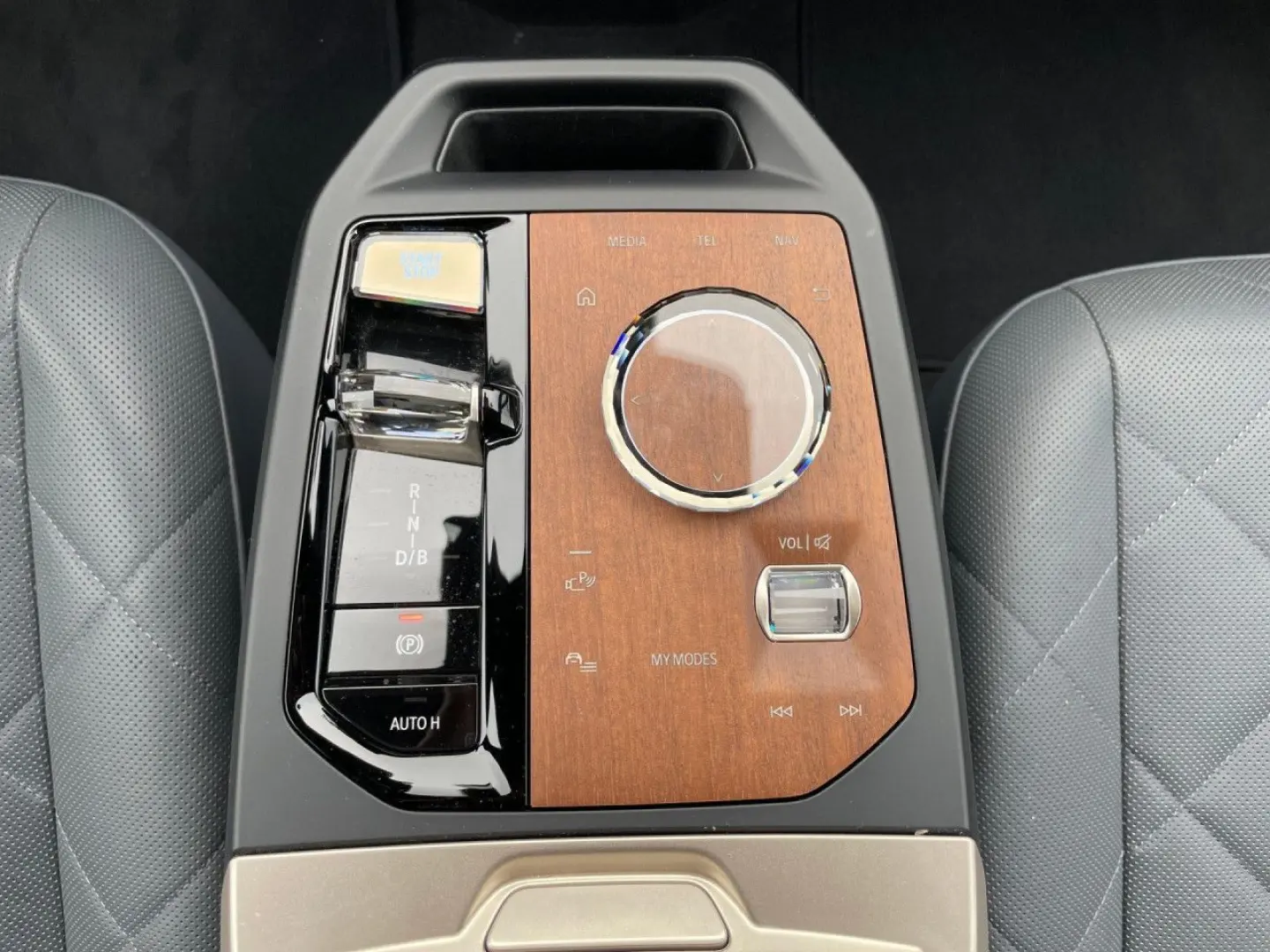 BMW  iX xDr.40 M-Sport  Laser HK SkyLoun 22