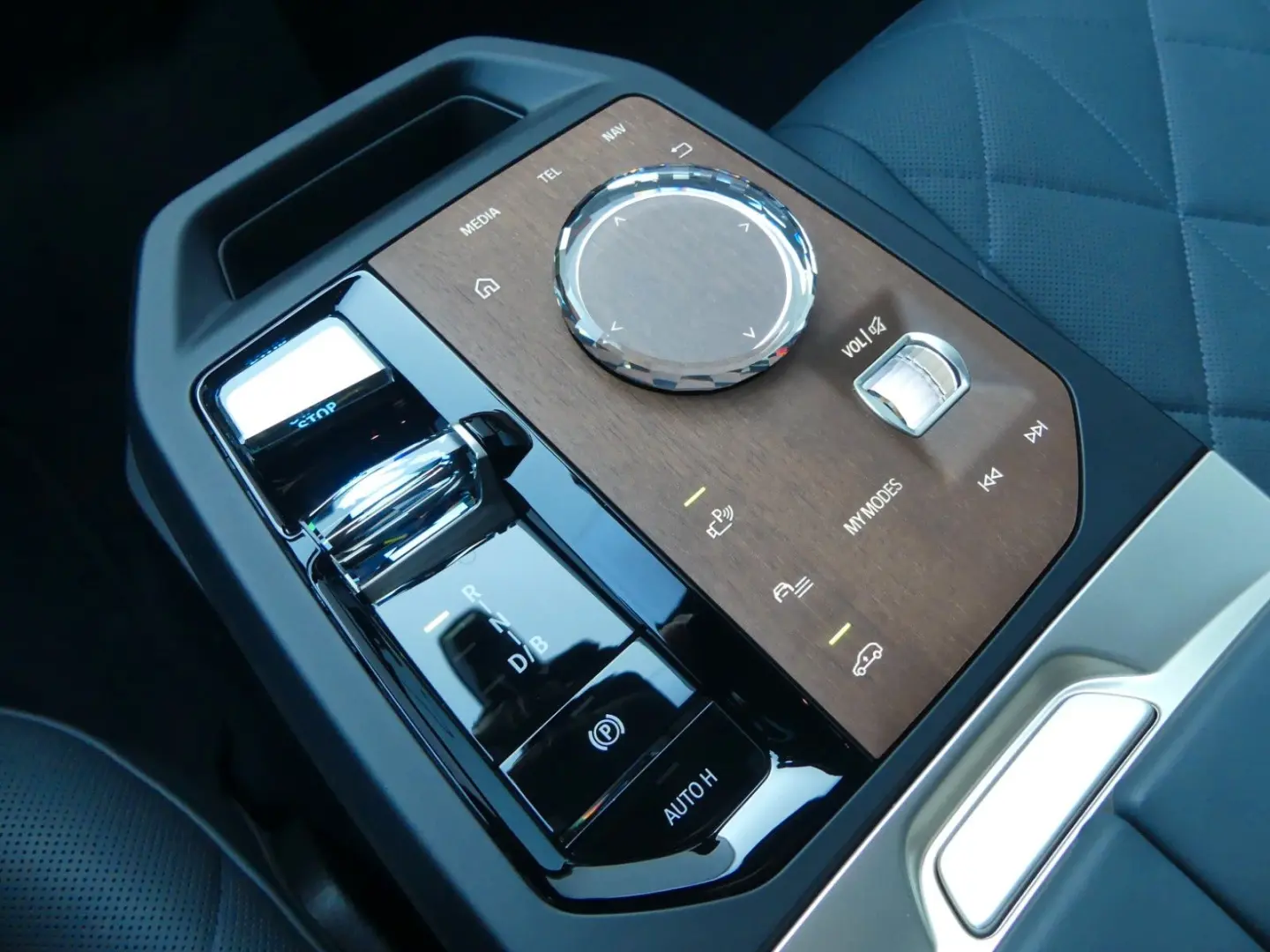 BMW iX M60*B&W*Soft*AHK*Clear*2-Achs*Integral*Pano*