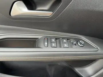 3008 AT8 Hybrid 225 GT FullLED/Navi/PDC/180°Kam