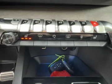 3008 AT8 Hybrid 225 GT FullLED/Navi/PDC/180°Kam