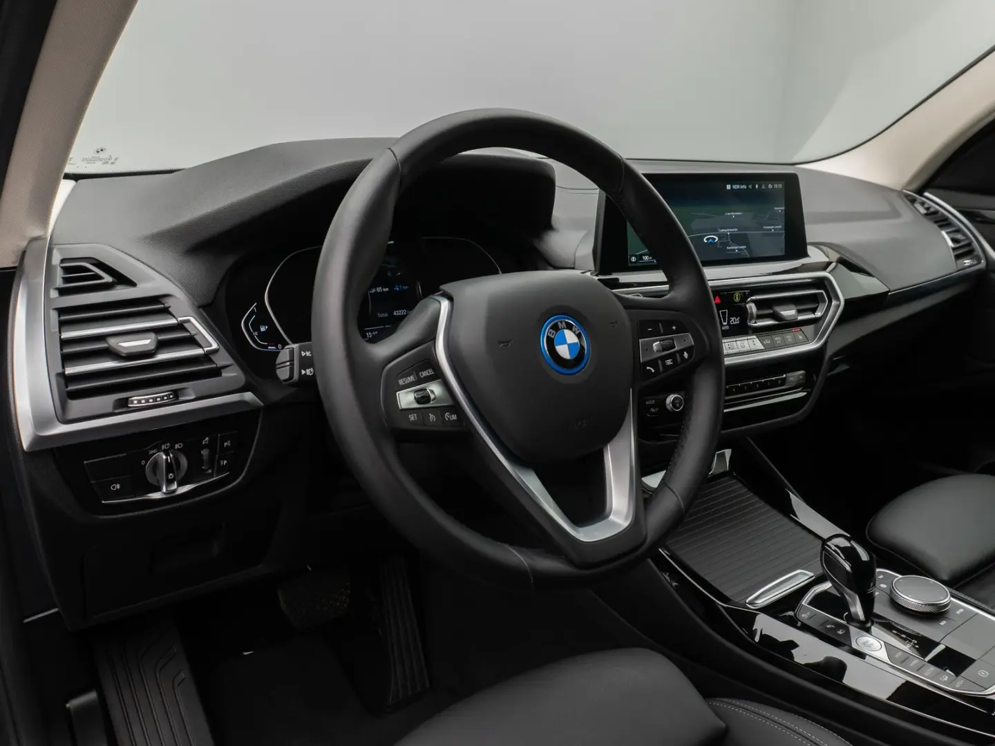 X3 xD30e Kamera HUD DAB HiFi AHK Sport 19Zoll