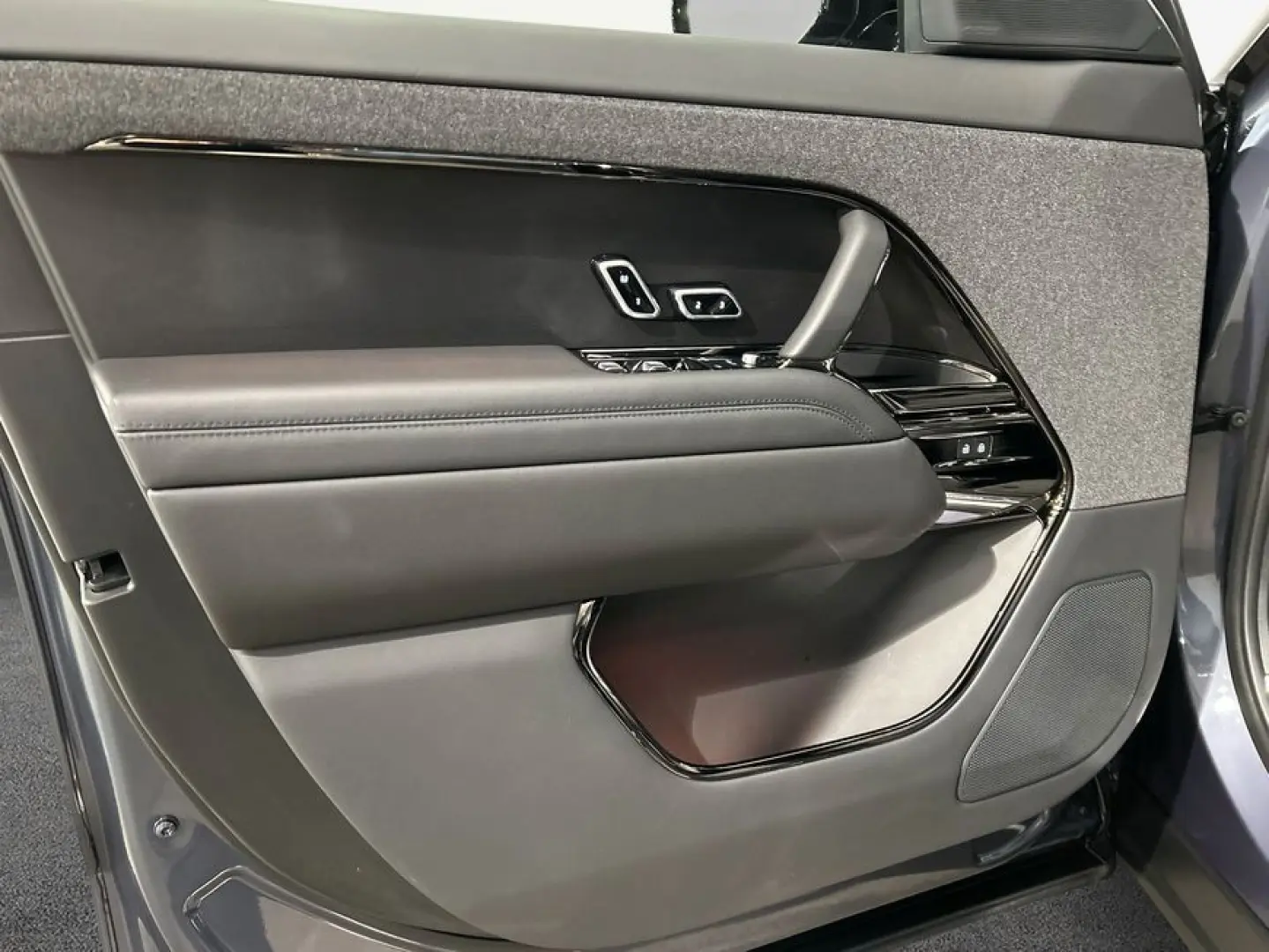 Range Rover Sport P550e Hybrid Autobiography
