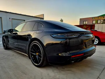 Porsche Panamera 4 E-Hybrid Platinum Edition