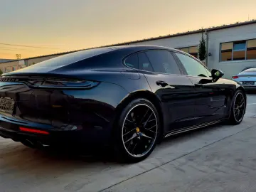 Porsche Panamera 4 E-Hybrid Platinum Edition