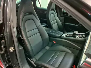 Porsche Panamera 4 E-Hybrid Platinum Edition
