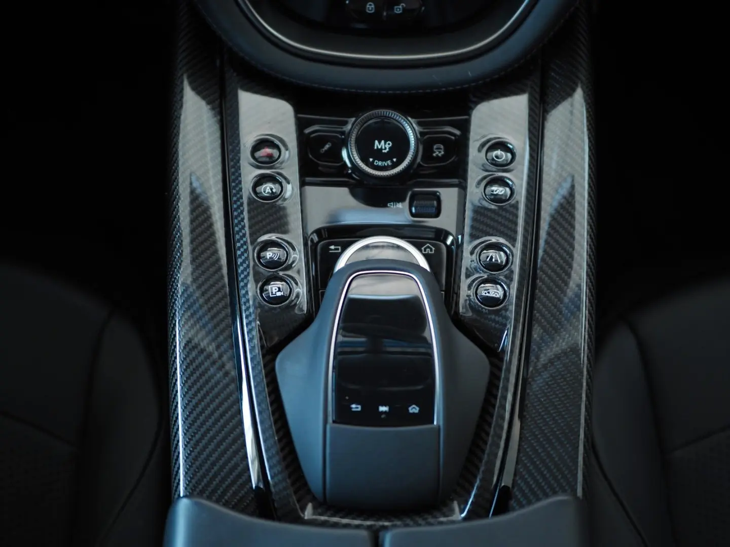 Aston Martin DBX707 4.0 V8  Q-Edition