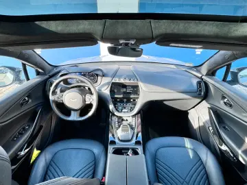 Aston Martin DBX V8/
