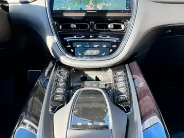 Aston Martin DBX V8/