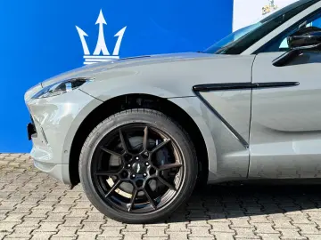 Aston Martin DBX V8/