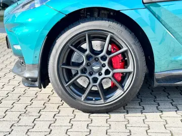 Aston Martin DBX707/