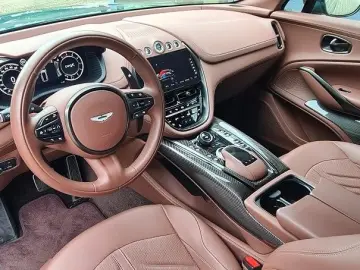 Aston Martin DBX707/
