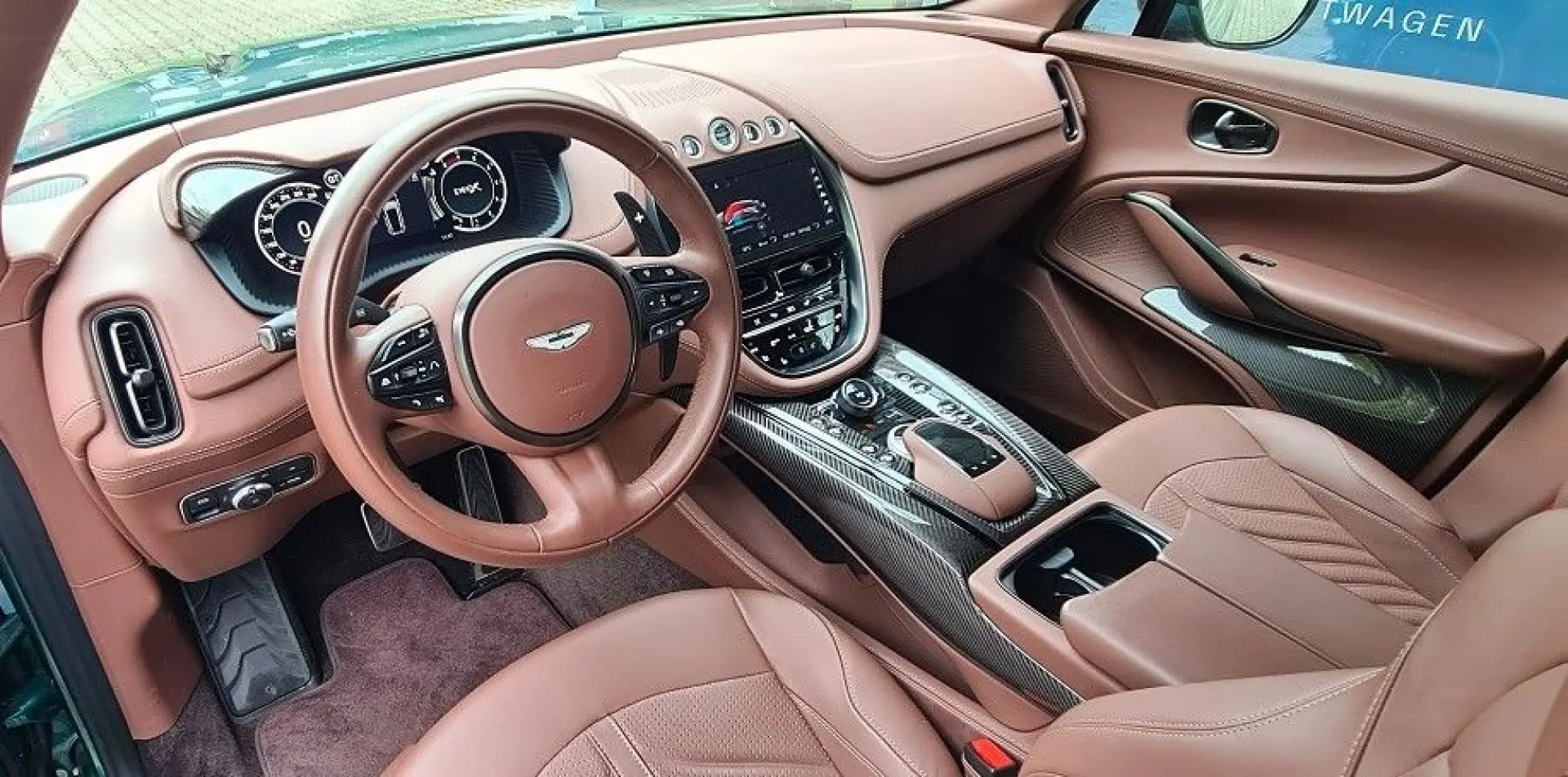 Aston Martin DBX707/