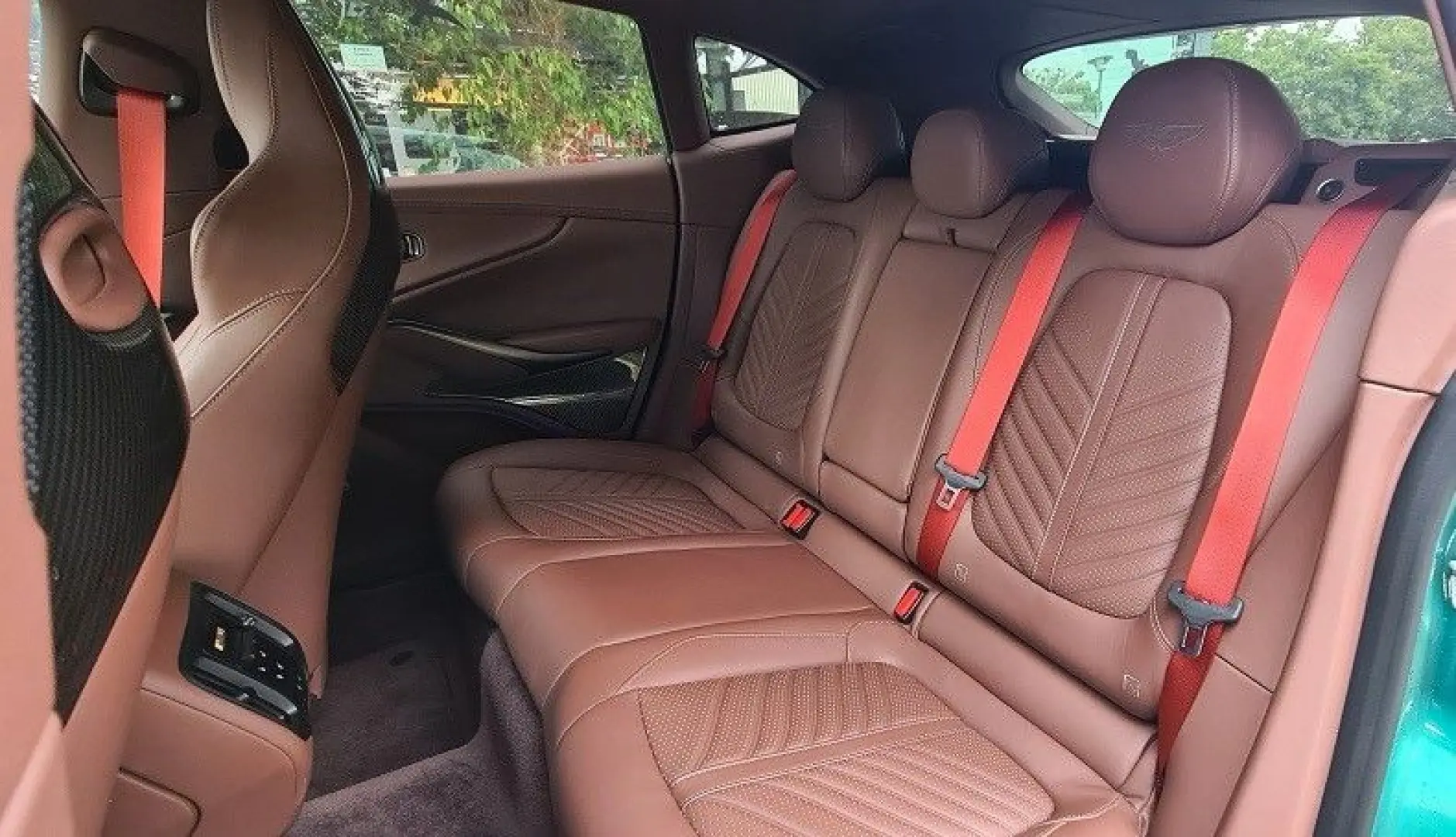 Aston Martin DBX707/
