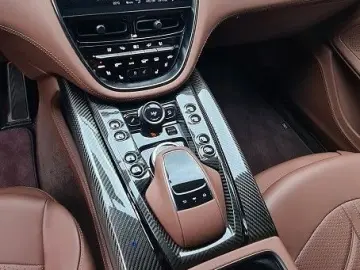 Aston Martin DBX707/