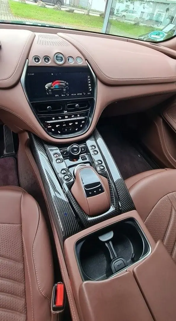 Aston Martin DBX707/