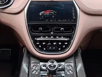 Aston Martin DBX707/