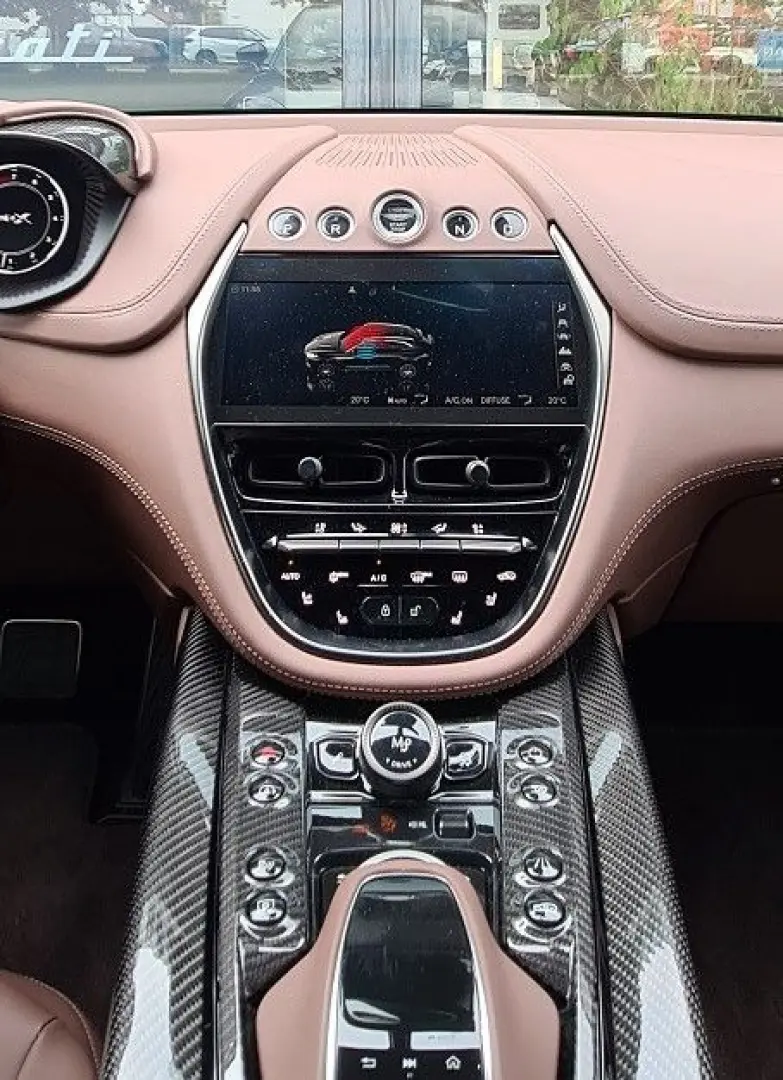 Aston Martin DBX707/