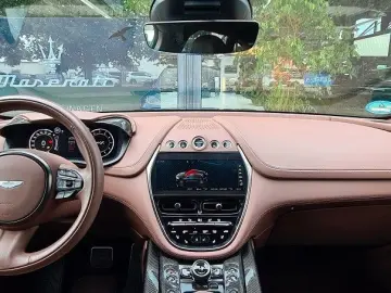 Aston Martin DBX707/