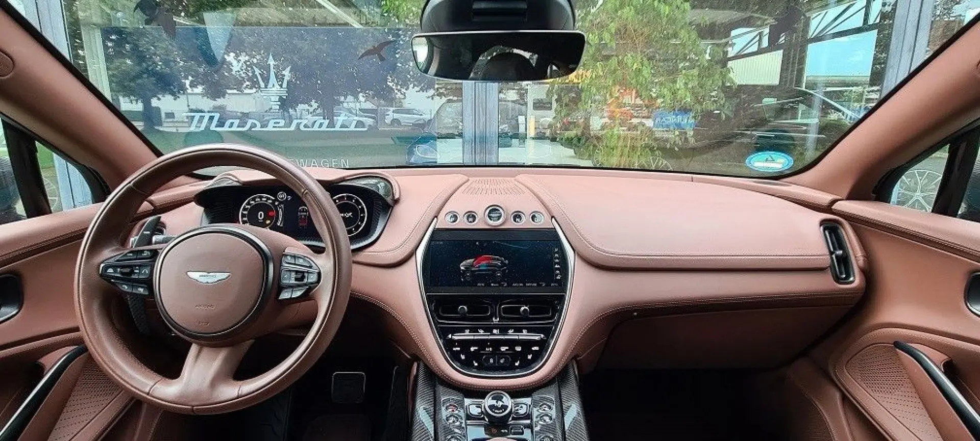 Aston Martin DBX707/