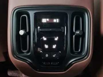 Aston Martin DBX707/