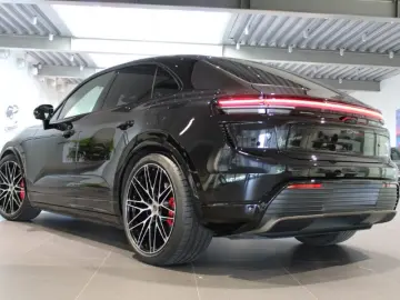 Porsche Macan Turbo Electric