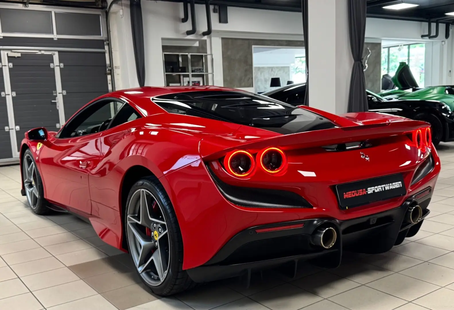 F8 TRIBUTO COUPÉ CARBONPACK
