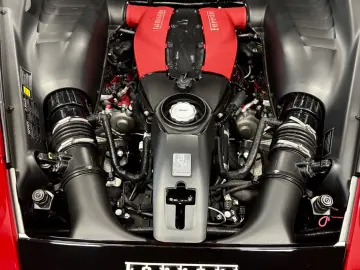 F8 TRIBUTO COUPÉ CARBONPACK