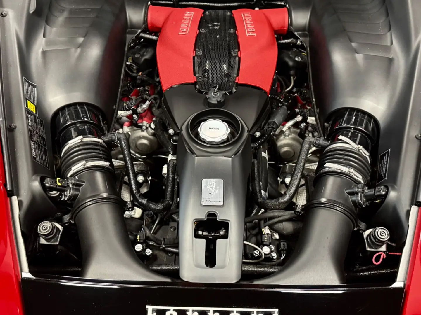 F8 TRIBUTO COUPÉ CARBONPACK