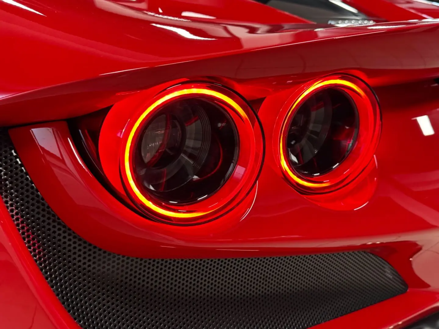 F8 TRIBUTO COUPÉ CARBONPACK