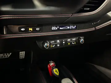 F8 TRIBUTO COUPÉ CARBONPACK