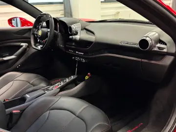 F8 TRIBUTO COUPÉ CARBONPACK