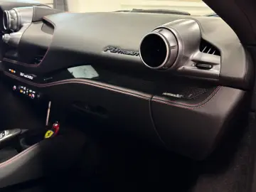 F8 TRIBUTO COUPÉ CARBONPACK