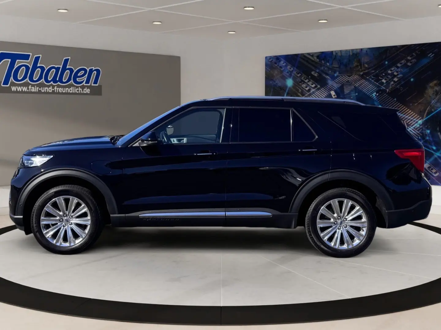 Explorer Plug-in-Hybrid Platinum + Panorama + 7 