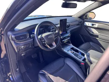 Explorer Plug-in-Hybrid Platinum + Panorama + 7 
