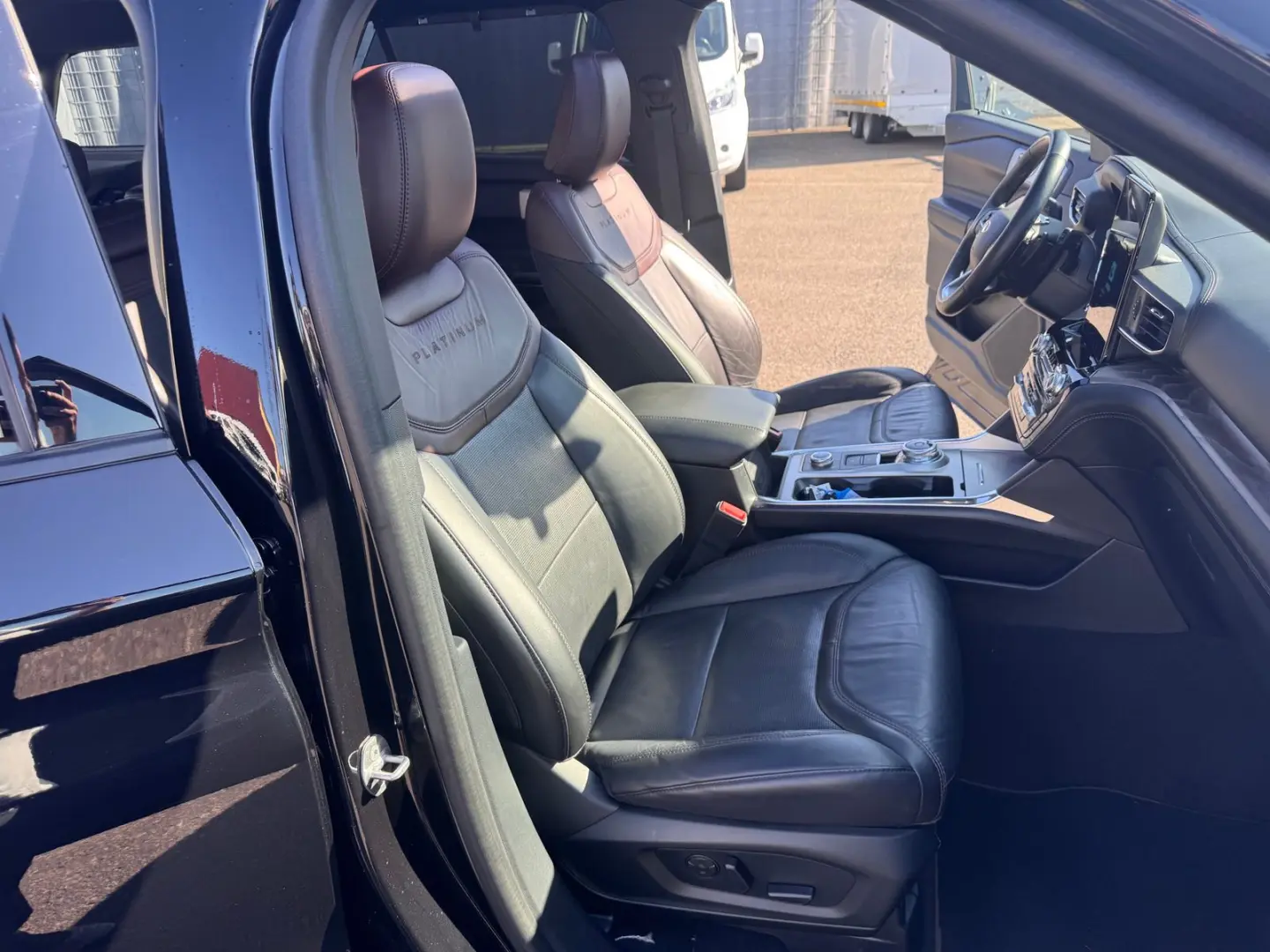 Explorer Plug-in-Hybrid Platinum + Panorama + 7 