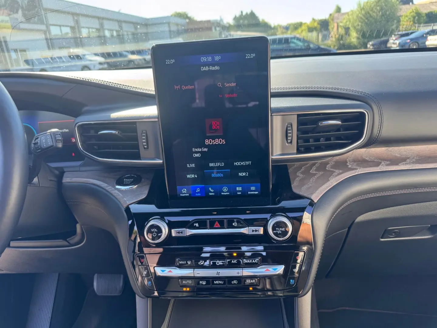 Explorer Plug-in-Hybrid Platinum + Panorama + 7 