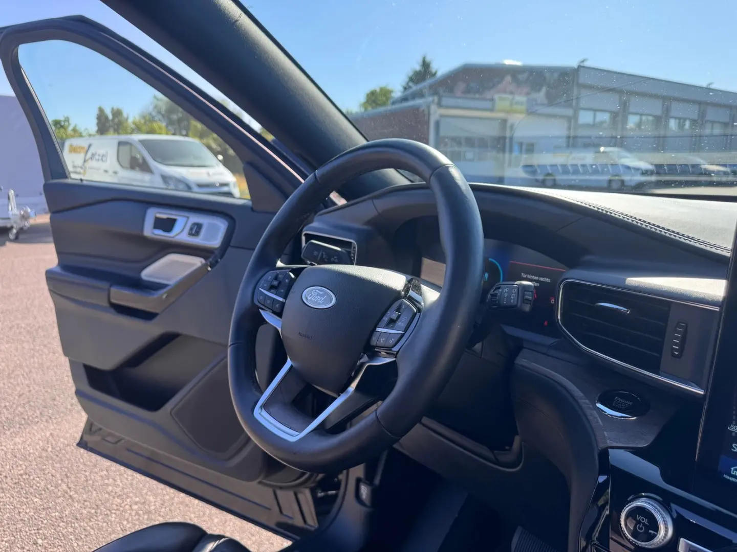 Explorer Plug-in-Hybrid Platinum + Panorama + 7 
