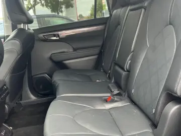 Highlander 2.5 Hybrid Luxury