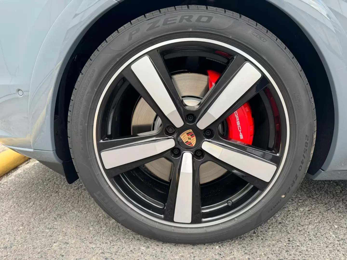 Porsche Cayenne GTS Coupé /MY2026 /Carbon