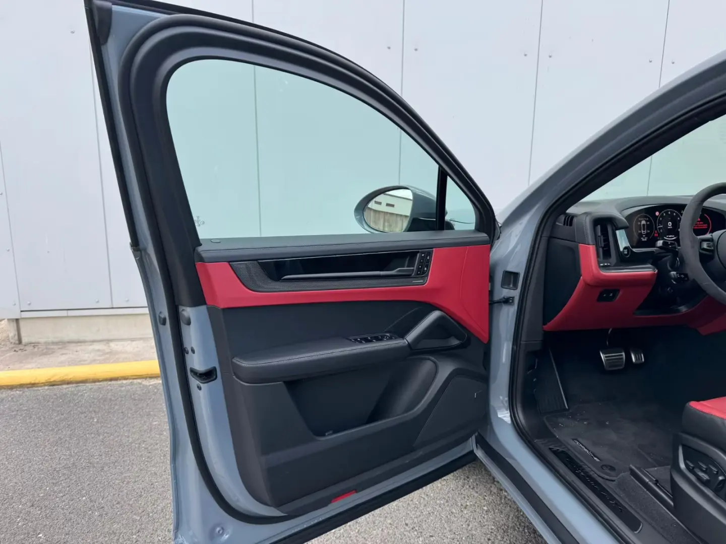 Porsche Cayenne GTS Coupé /MY2026 /Carbon